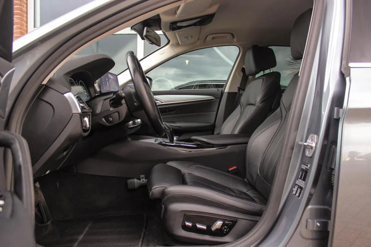 520i High Executive Edition | 2e eigenaar | NL auto | Adaptive LED | 19 inch | Sportstuur | Comfortstoelen | Memory | Display Key | Navigatie | Bluetooth | PDC