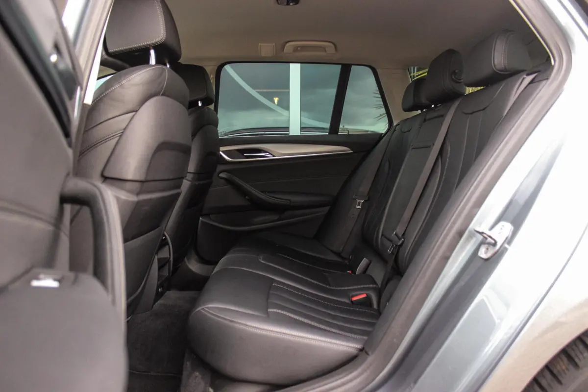 520i High Executive Edition | 2e eigenaar | NL auto | Adaptive LED | 19 inch | Sportstuur | Comfortstoelen | Memory | Display Key | Navigatie | Bluetooth | PDC