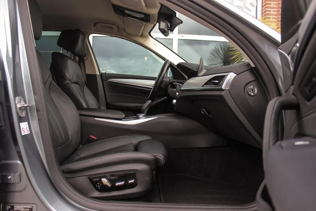 520i High Executive Edition | 2e eigenaar | NL auto | Adaptive LED | 19 inch | Sportstuur | Comfortstoelen | Memory | Display Key | Navigatie | Bluetooth | PDC