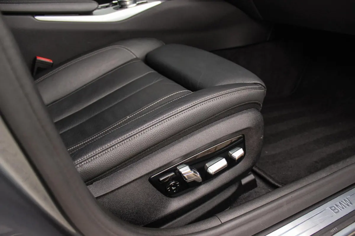 520i High Executive Edition | 2e eigenaar | NL auto | Adaptive LED | 19 inch | Sportstuur | Comfortstoelen | Memory | Display Key | Navigatie | Bluetooth | PDC
