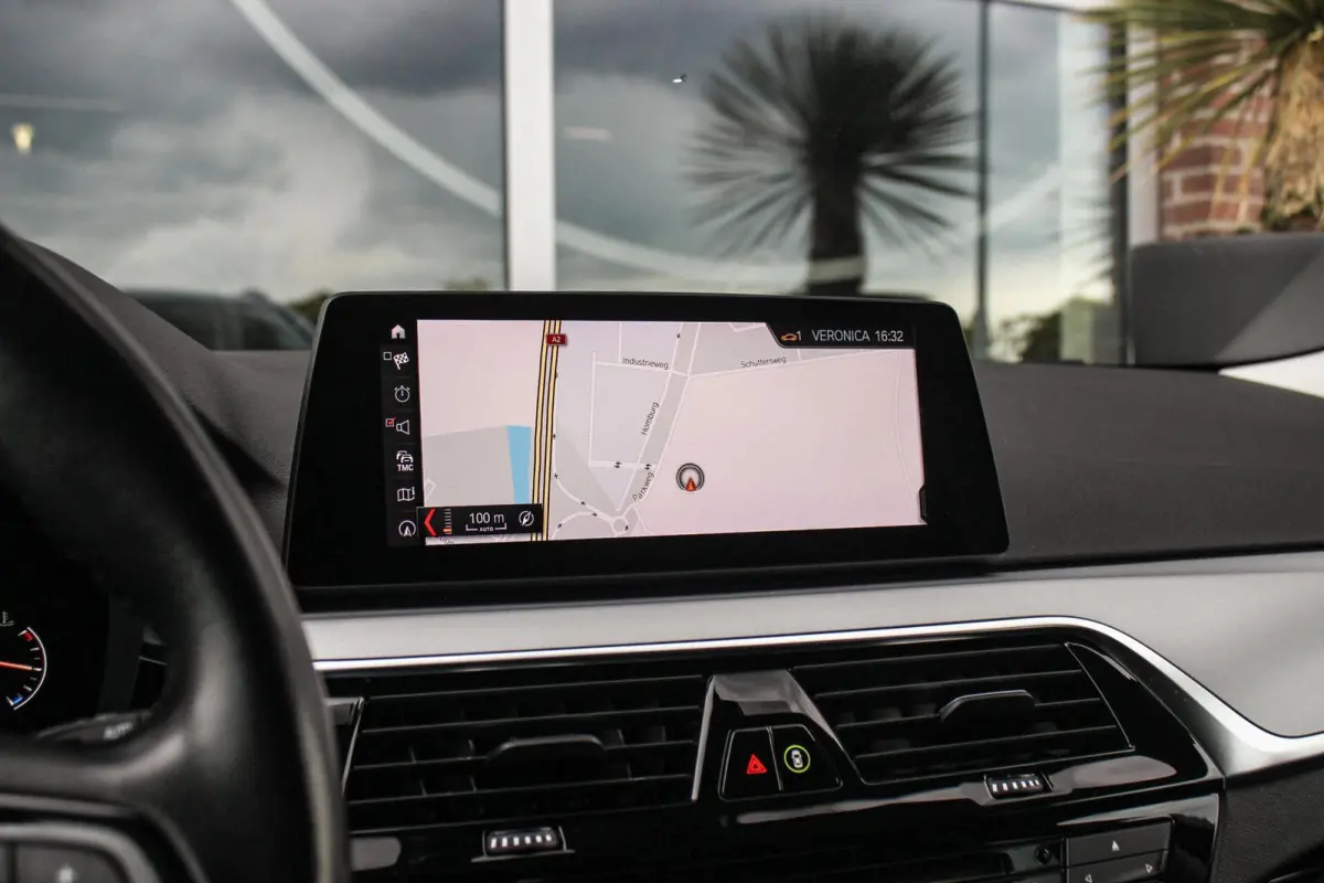 520i High Executive Edition | 2e eigenaar | NL auto | Adaptive LED | 19 inch | Sportstuur | Comfortstoelen | Memory | Display Key | Navigatie | Bluetooth | PDC