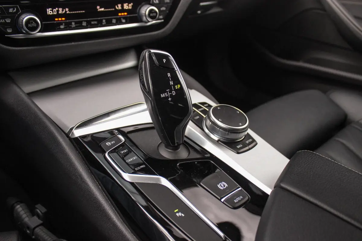 520i High Executive Edition | 2e eigenaar | NL auto | Adaptive LED | 19 inch | Sportstuur | Comfortstoelen | Memory | Display Key | Navigatie | Bluetooth | PDC