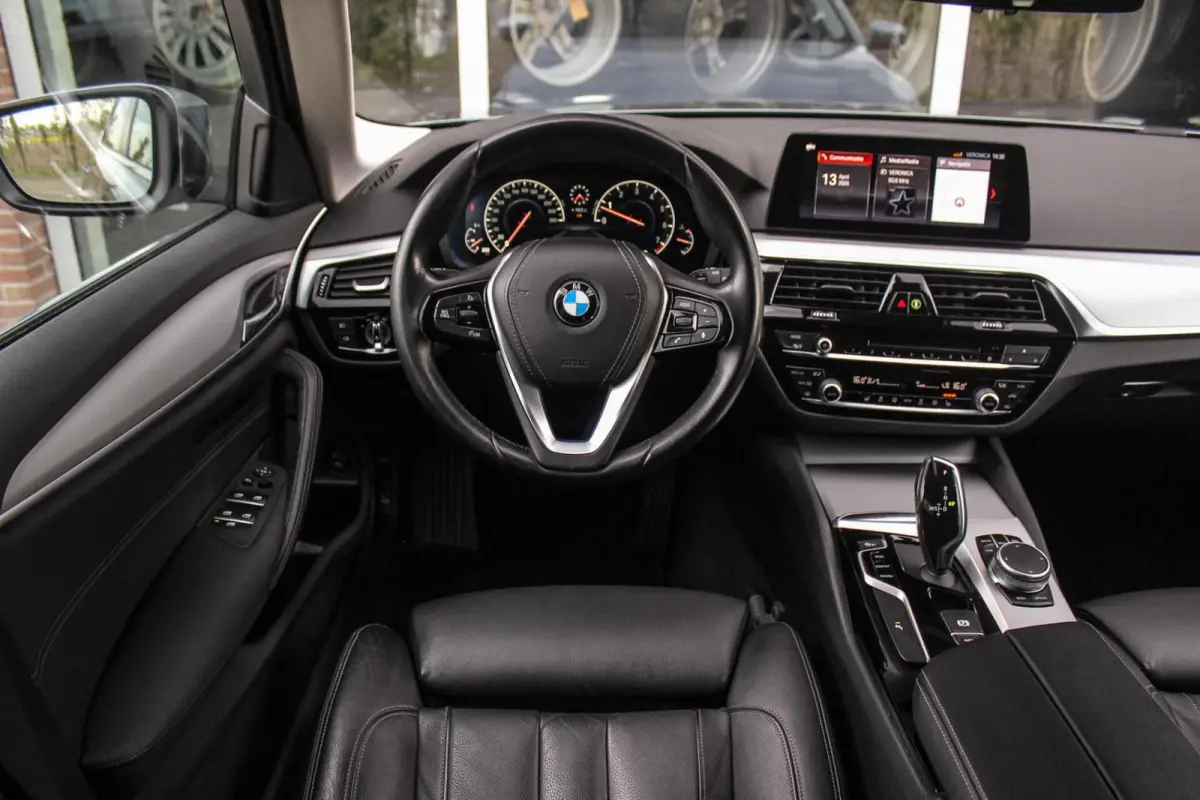 520i High Executive Edition | 2e eigenaar | NL auto | Adaptive LED | 19 inch | Sportstuur | Comfortstoelen | Memory | Display Key | Navigatie | Bluetooth | PDC