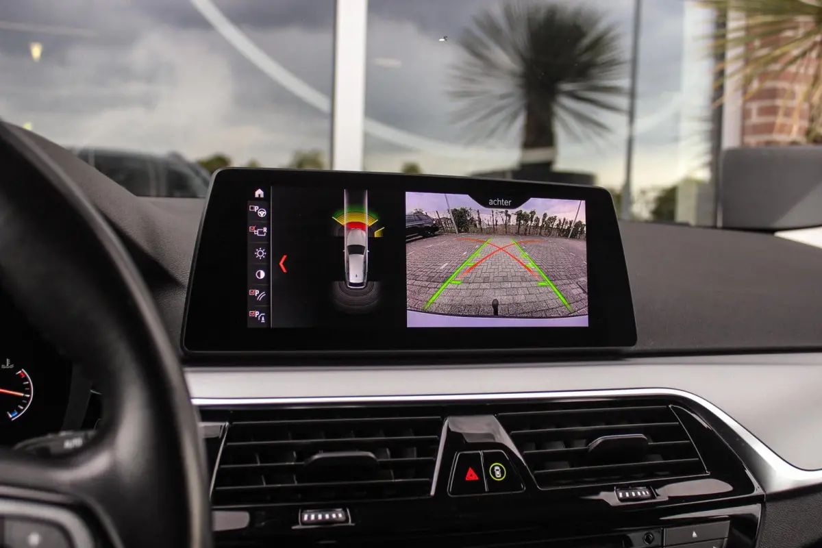 520i High Executive Edition | 2e eigenaar | NL auto | Adaptive LED | 19 inch | Sportstuur | Comfortstoelen | Memory | Display Key | Navigatie | Bluetooth | PDC