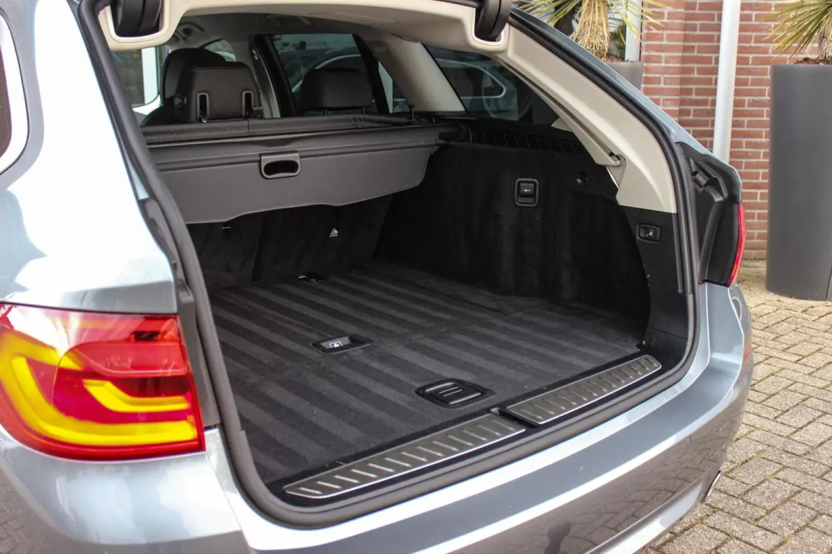520i High Executive Edition | 2e eigenaar | NL auto | Adaptive LED | 19 inch | Sportstuur | Comfortstoelen | Memory | Display Key | Navigatie | Bluetooth | PDC