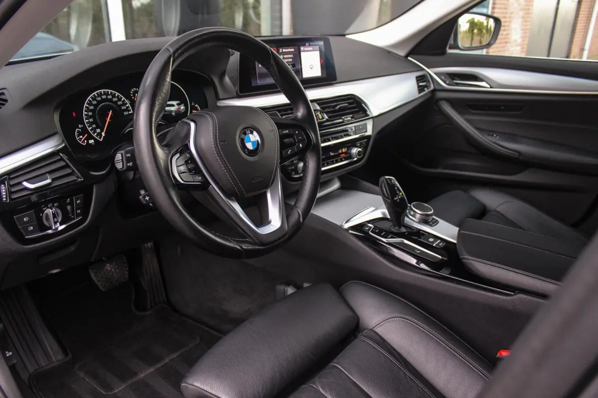 520i High Executive Edition | 2e eigenaar | NL auto | Adaptive LED | 19 inch | Sportstuur | Comfortstoelen | Memory | Display Key | Navigatie | Bluetooth | PDC