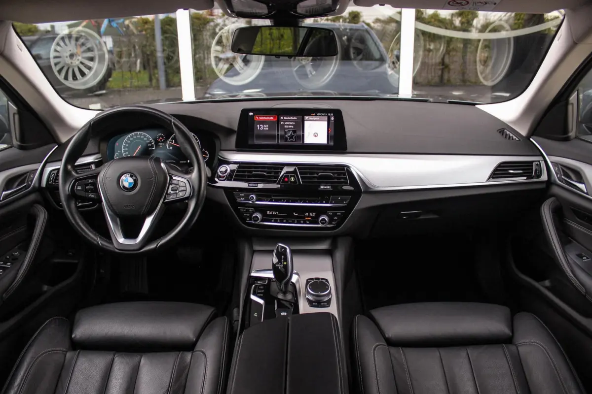 520i High Executive Edition | 2e eigenaar | NL auto | Adaptive LED | 19 inch | Sportstuur | Comfortstoelen | Memory | Display Key | Navigatie | Bluetooth | PDC