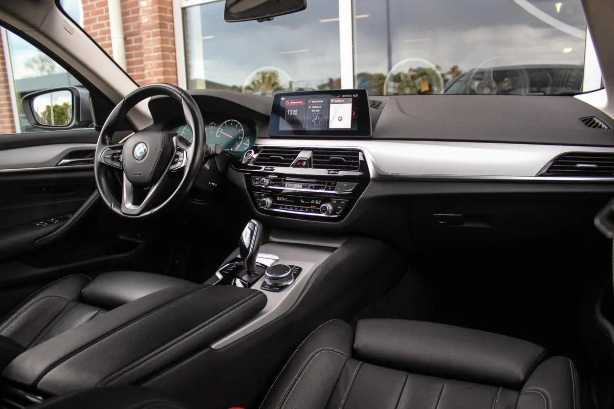 520i High Executive Edition | 2e eigenaar | NL auto | Adaptive LED | 19 inch | Sportstuur | Comfortstoelen | Memory | Display Key | Navigatie | Bluetooth | PDC