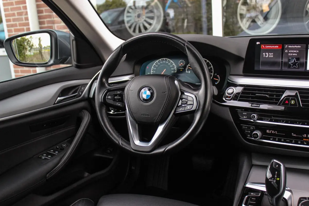 520i High Executive Edition | 2e eigenaar | NL auto | Adaptive LED | 19 inch | Sportstuur | Comfortstoelen | Memory | Display Key | Navigatie | Bluetooth | PDC