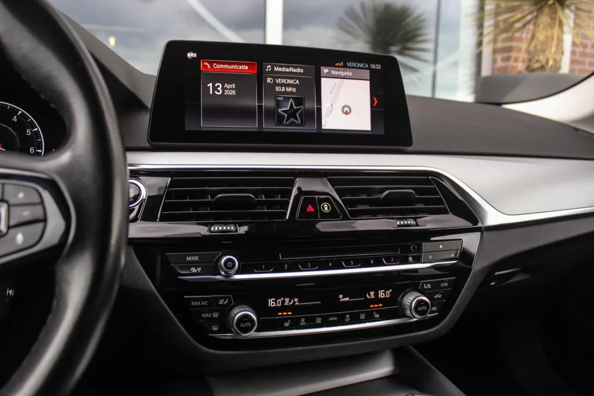 520i High Executive Edition | 2e eigenaar | NL auto | Adaptive LED | 19 inch | Sportstuur | Comfortstoelen | Memory | Display Key | Navigatie | Bluetooth | PDC