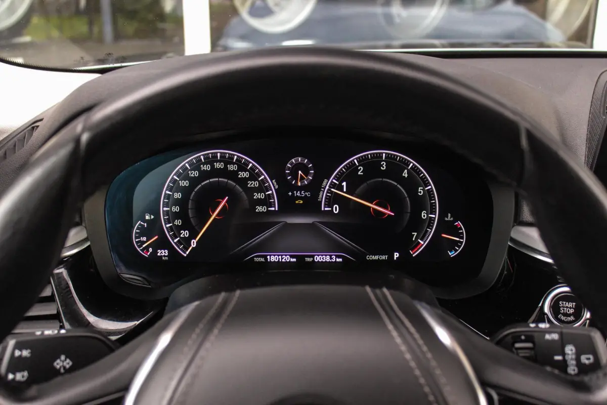 520i High Executive Edition | 2e eigenaar | NL auto | Adaptive LED | 19 inch | Sportstuur | Comfortstoelen | Memory | Display Key | Navigatie | Bluetooth | PDC