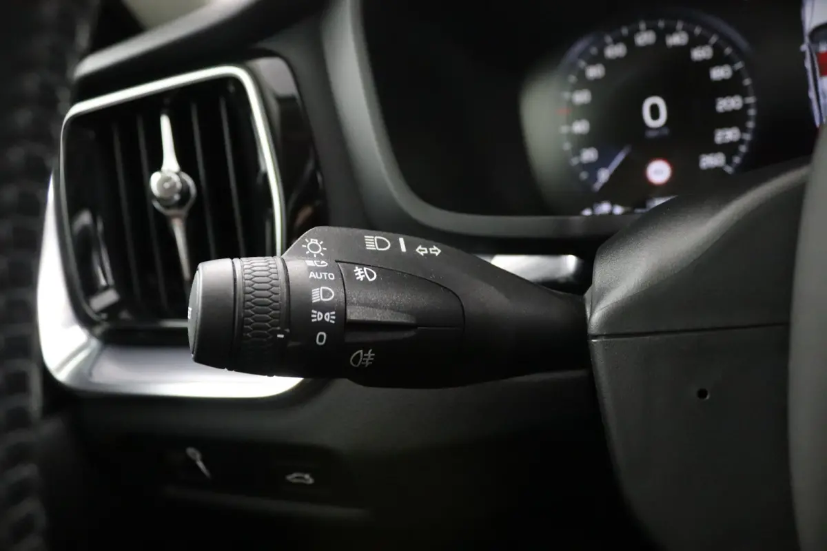 2.0 T5 Momentum | Stoel en stuurwielverwarming | Camera | Adaptieve cruise control | BLIS | LED | Leder | Apple Carplay/Android Auto |