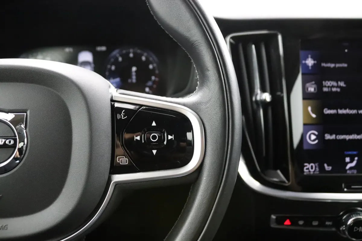 2.0 T5 Momentum | Stoel en stuurwielverwarming | Camera | Adaptieve cruise control | BLIS | LED | Leder | Apple Carplay/Android Auto |