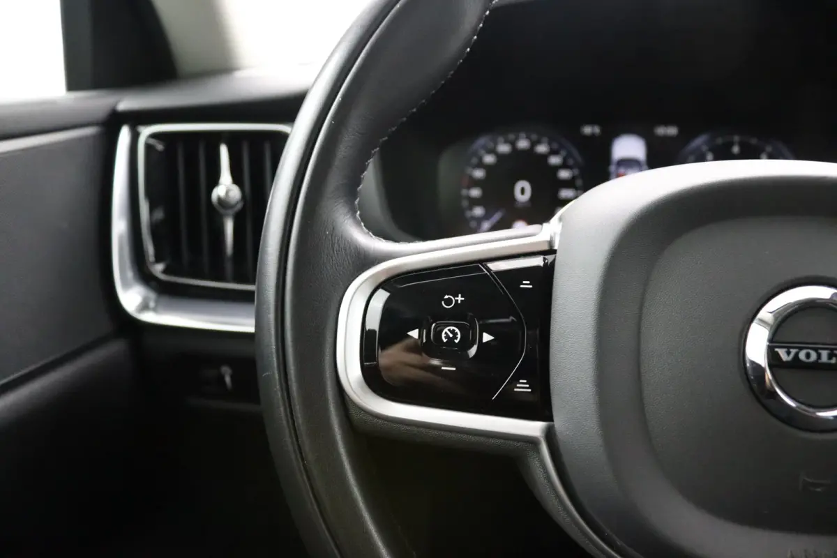 2.0 T5 Momentum | Stoel en stuurwielverwarming | Camera | Adaptieve cruise control | BLIS | LED | Leder | Apple Carplay/Android Auto |