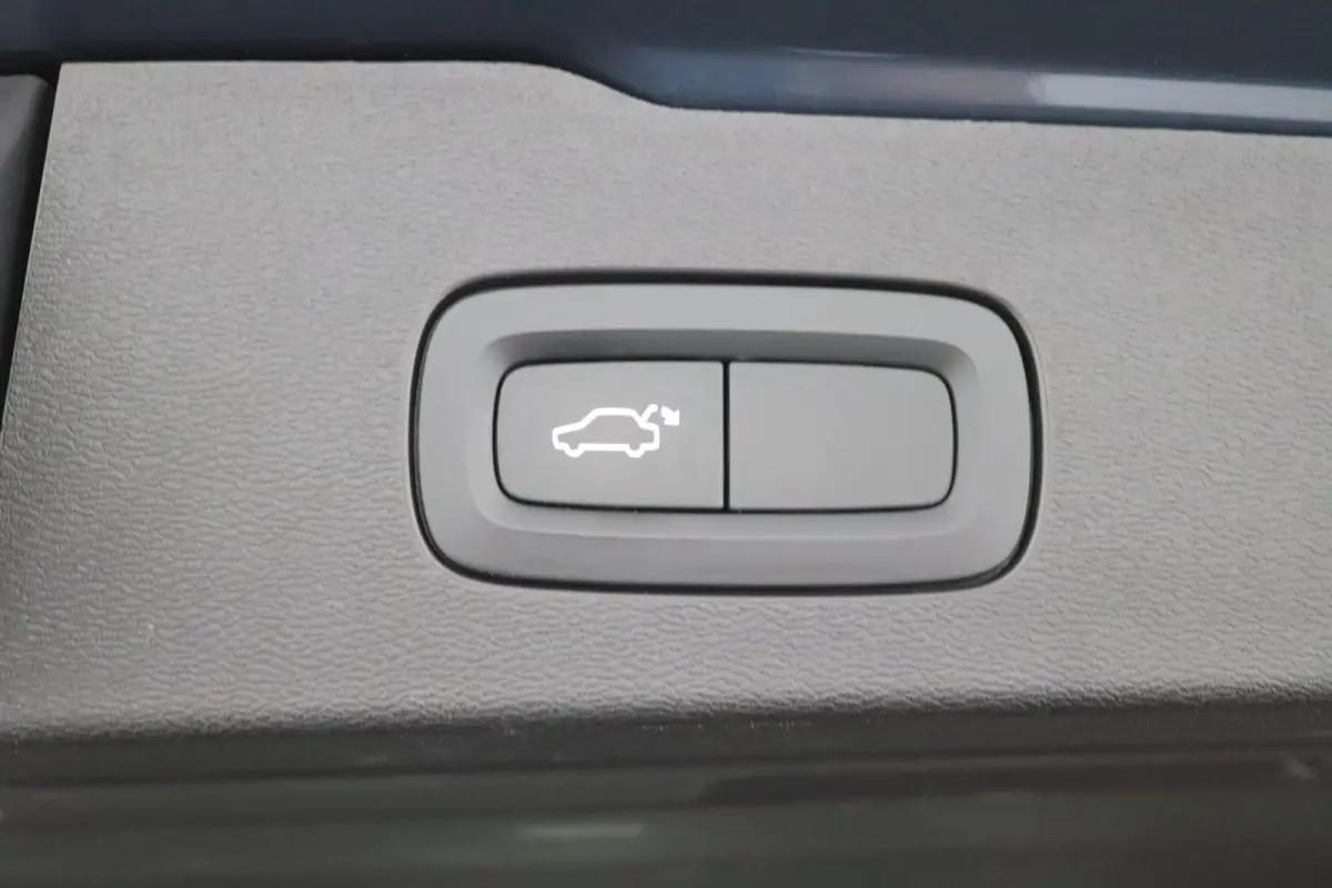 2.0 T5 Momentum | Stoel en stuurwielverwarming | Camera | Adaptieve cruise control | BLIS | LED | Leder | Apple Carplay/Android Auto |