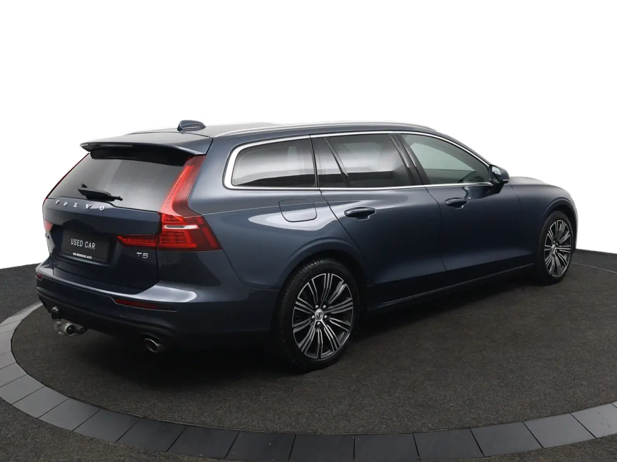 2.0 T5 Momentum | Stoel en stuurwielverwarming | Camera | Adaptieve cruise control | BLIS | LED | Leder | Apple Carplay/Android Auto |