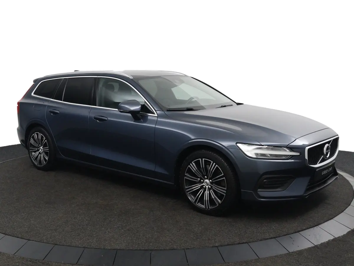 2.0 T5 Momentum | Stoel en stuurwielverwarming | Camera | Adaptieve cruise control | BLIS | LED | Leder | Apple Carplay/Android Auto |