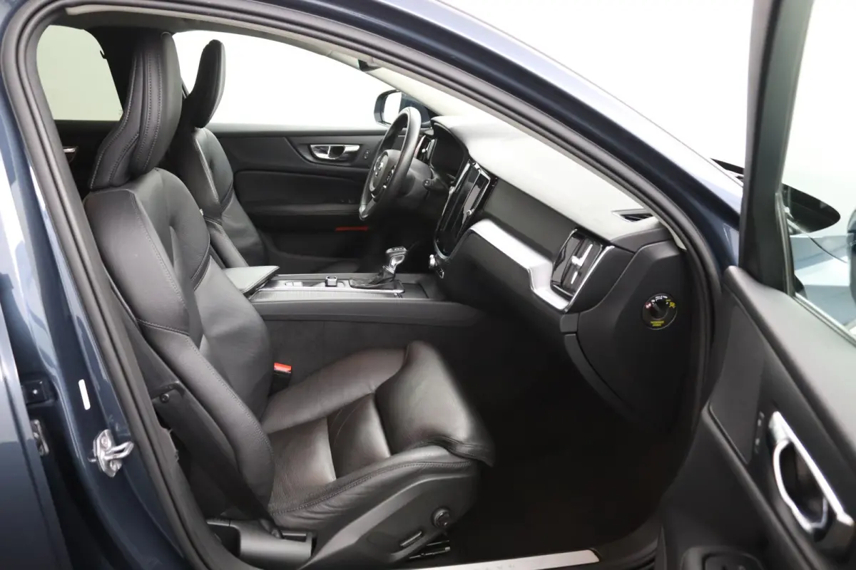 2.0 T5 Momentum | Stoel en stuurwielverwarming | Camera | Adaptieve cruise control | BLIS | LED | Leder | Apple Carplay/Android Auto |