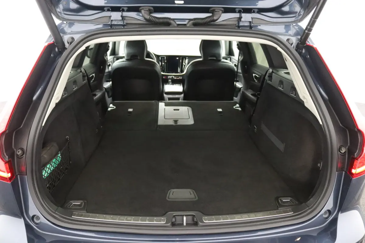 2.0 T5 Momentum | Stoel en stuurwielverwarming | Camera | Adaptieve cruise control | BLIS | LED | Leder | Apple Carplay/Android Auto |