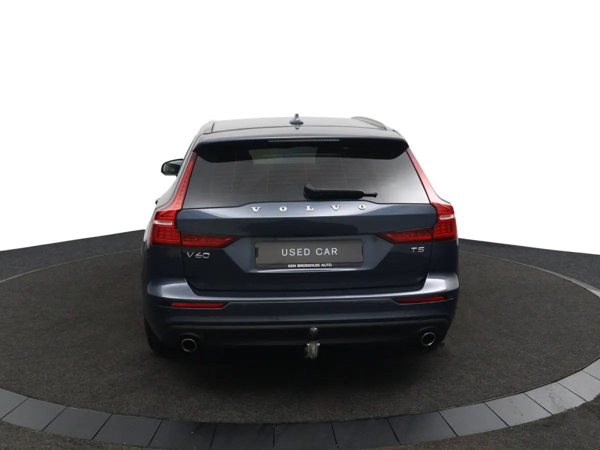 2.0 T5 Momentum | Stoel en stuurwielverwarming | Camera | Adaptieve cruise control | BLIS | LED | Leder | Apple Carplay/Android Auto |