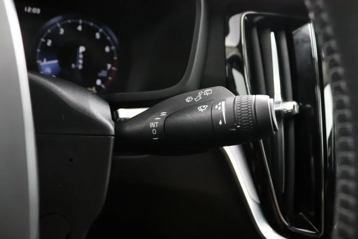 2.0 T5 Momentum | Stoel en stuurwielverwarming | Camera | Adaptieve cruise control | BLIS | LED | Leder | Apple Carplay/Android Auto |
