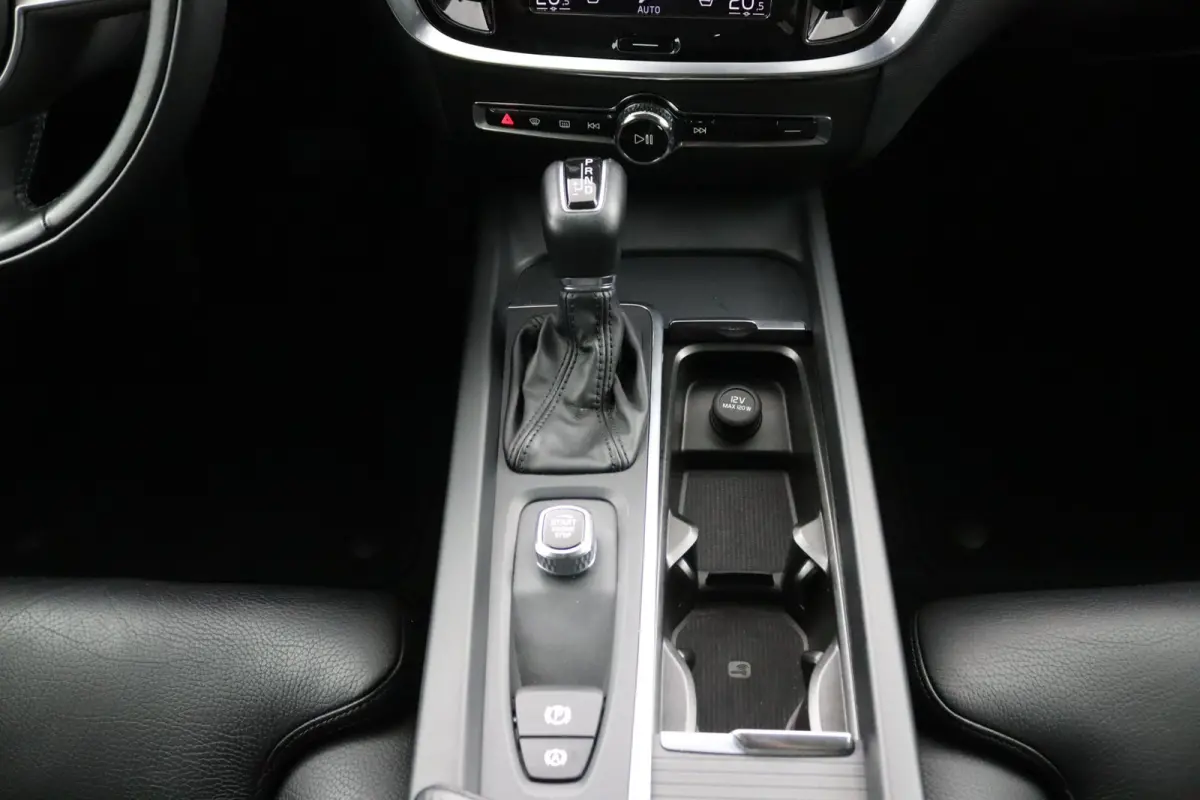 2.0 T5 Momentum | Stoel en stuurwielverwarming | Camera | Adaptieve cruise control | BLIS | LED | Leder | Apple Carplay/Android Auto |
