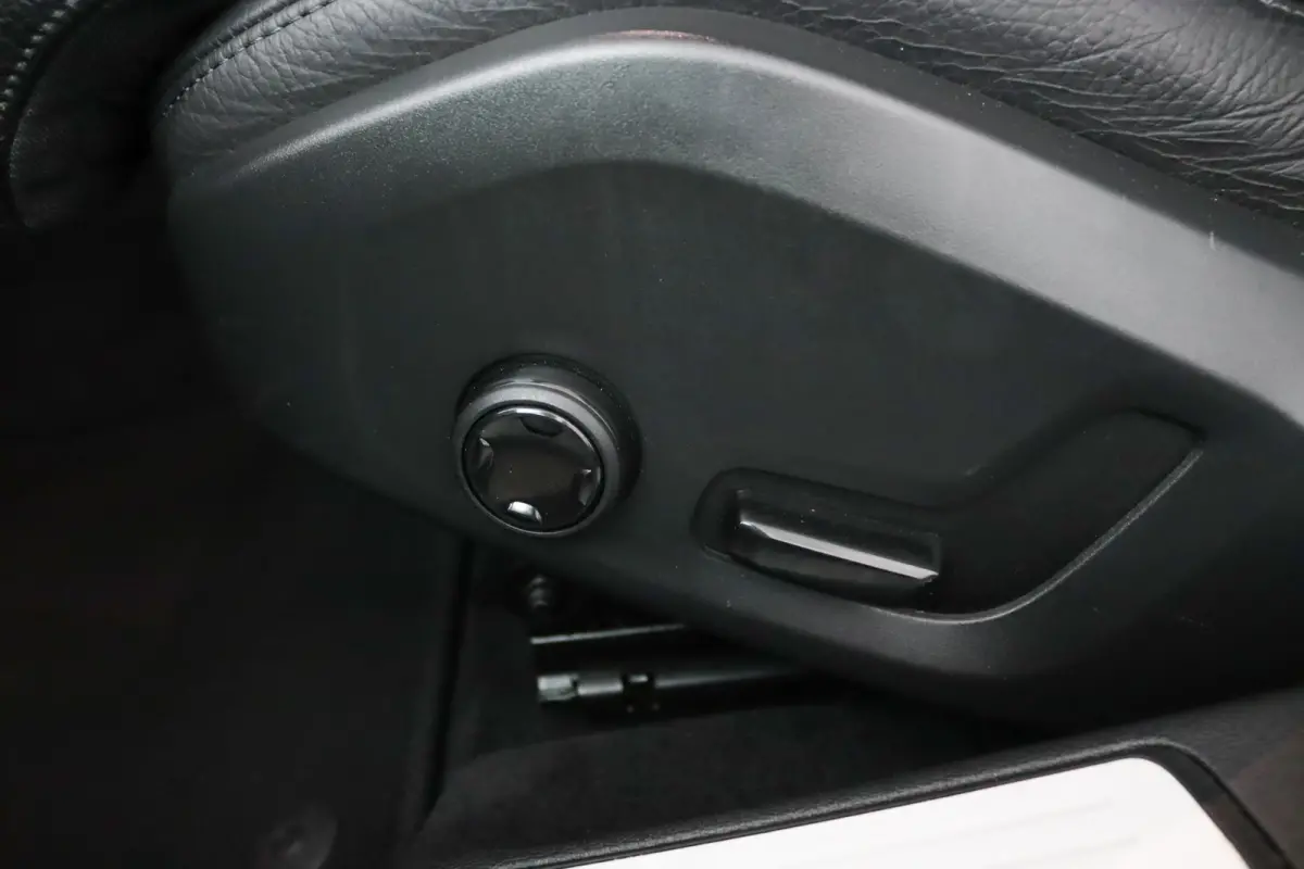 2.0 T5 Momentum | Stoel en stuurwielverwarming | Camera | Adaptieve cruise control | BLIS | LED | Leder | Apple Carplay/Android Auto |