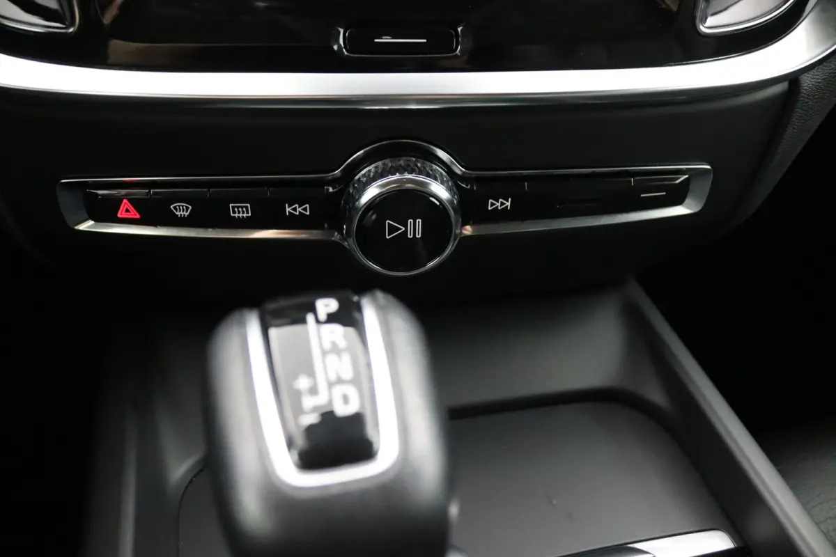 2.0 T5 Momentum | Stoel en stuurwielverwarming | Camera | Adaptieve cruise control | BLIS | LED | Leder | Apple Carplay/Android Auto |
