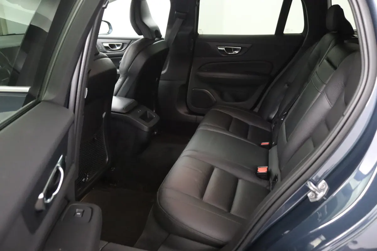 2.0 T5 Momentum | Stoel en stuurwielverwarming | Camera | Adaptieve cruise control | BLIS | LED | Leder | Apple Carplay/Android Auto |
