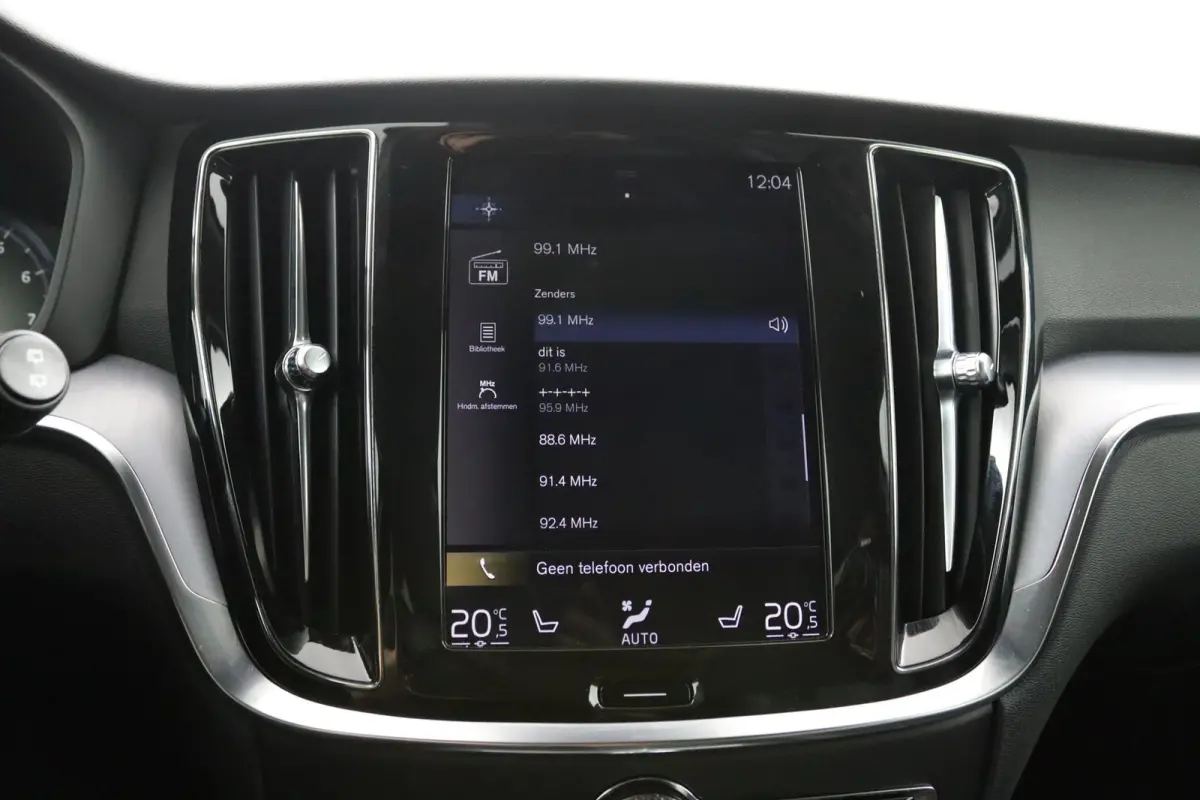 2.0 T5 Momentum | Stoel en stuurwielverwarming | Camera | Adaptieve cruise control | BLIS | LED | Leder | Apple Carplay/Android Auto |