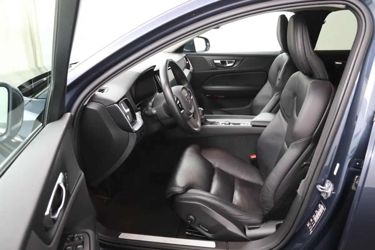 2.0 T5 Momentum | Stoel en stuurwielverwarming | Camera | Adaptieve cruise control | BLIS | LED | Leder | Apple Carplay/Android Auto |