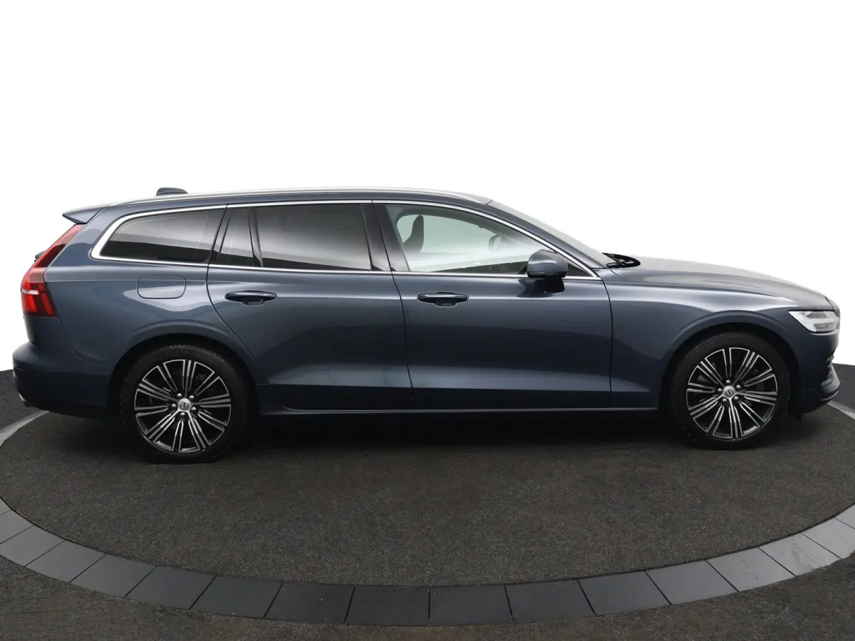 2.0 T5 Momentum | Stoel en stuurwielverwarming | Camera | Adaptieve cruise control | BLIS | LED | Leder | Apple Carplay/Android Auto |