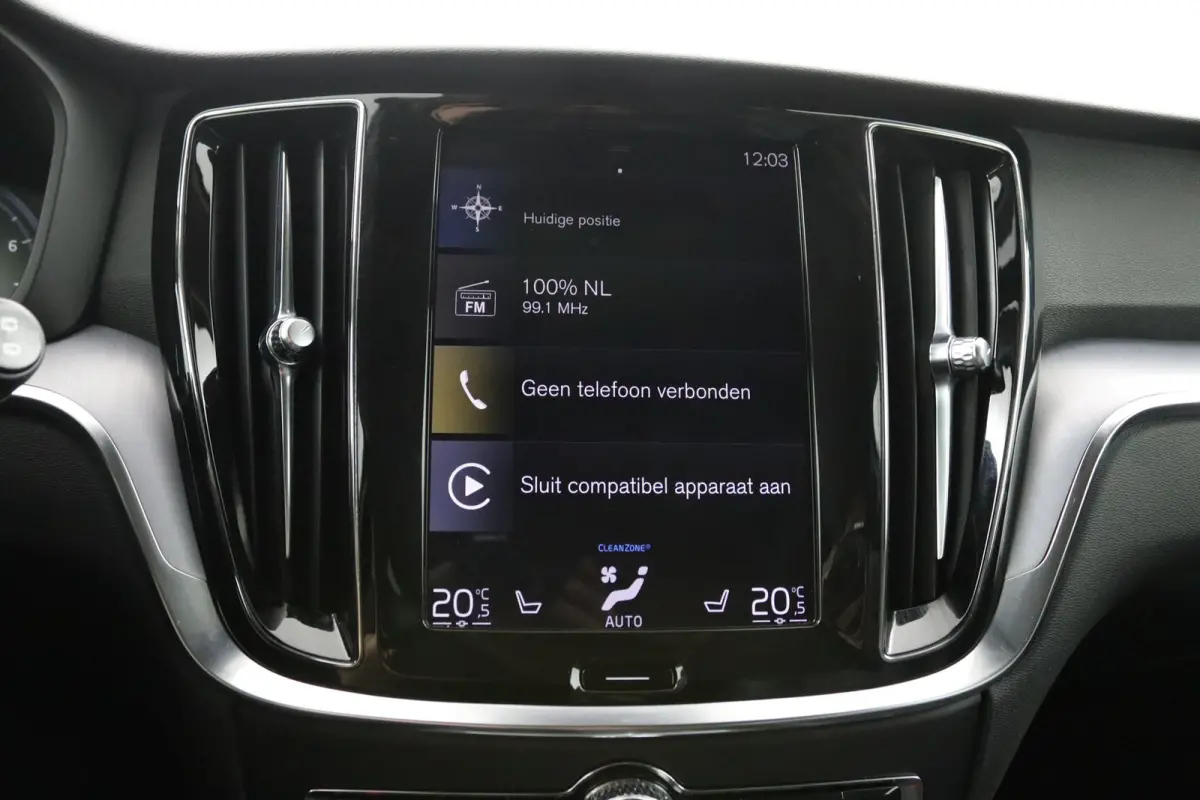 2.0 T5 Momentum | Stoel en stuurwielverwarming | Camera | Adaptieve cruise control | BLIS | LED | Leder | Apple Carplay/Android Auto |