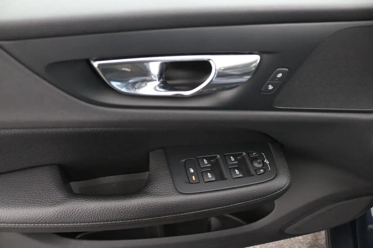 2.0 T5 Momentum | Stoel en stuurwielverwarming | Camera | Adaptieve cruise control | BLIS | LED | Leder | Apple Carplay/Android Auto |