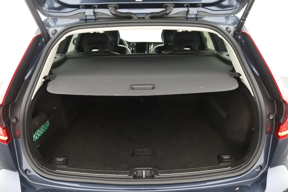 2.0 T5 Momentum | Stoel en stuurwielverwarming | Camera | Adaptieve cruise control | BLIS | LED | Leder | Apple Carplay/Android Auto |