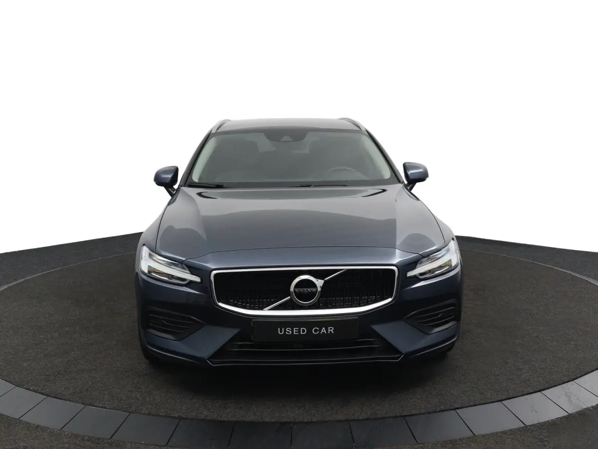 2.0 T5 Momentum | Stoel en stuurwielverwarming | Camera | Adaptieve cruise control | BLIS | LED | Leder | Apple Carplay/Android Auto |