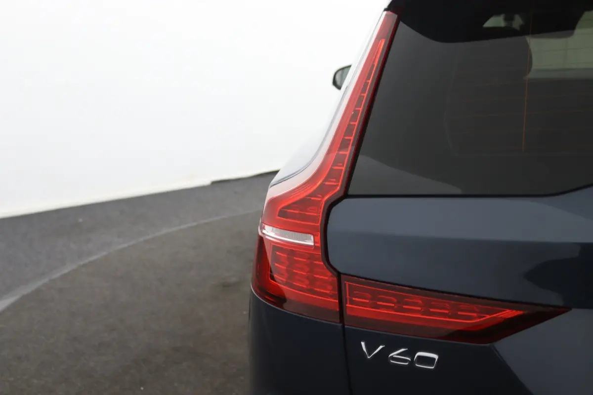 2.0 T5 Momentum | Stoel en stuurwielverwarming | Camera | Adaptieve cruise control | BLIS | LED | Leder | Apple Carplay/Android Auto |