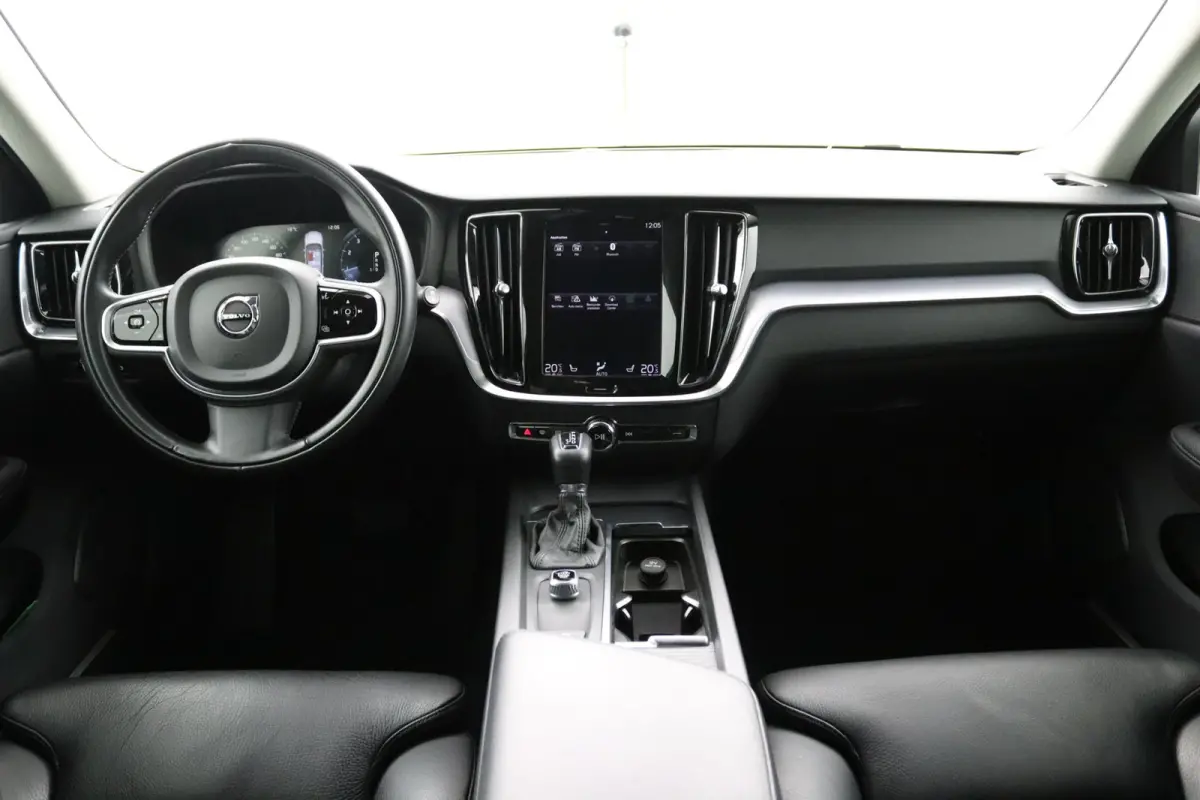 2.0 T5 Momentum | Stoel en stuurwielverwarming | Camera | Adaptieve cruise control | BLIS | LED | Leder | Apple Carplay/Android Auto |