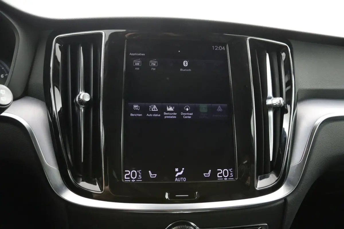 2.0 T5 Momentum | Stoel en stuurwielverwarming | Camera | Adaptieve cruise control | BLIS | LED | Leder | Apple Carplay/Android Auto |