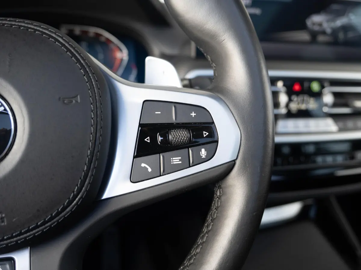 xDrive20i | M Sportpakket | Stuurwielrand verwarmd | Achteruitrijcamera | Panoramadak | Stoelverwarming | Head-Up Display | 19''