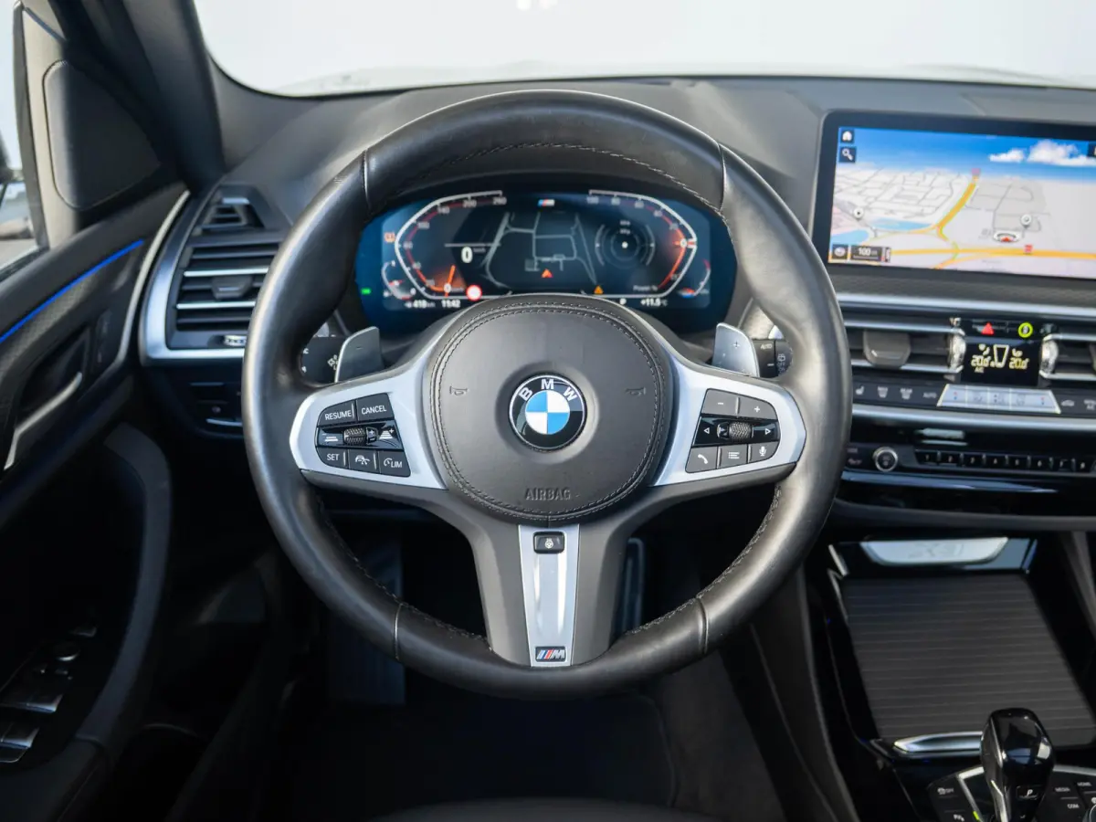 xDrive20i | M Sportpakket | Stuurwielrand verwarmd | Achteruitrijcamera | Panoramadak | Stoelverwarming | Head-Up Display | 19''