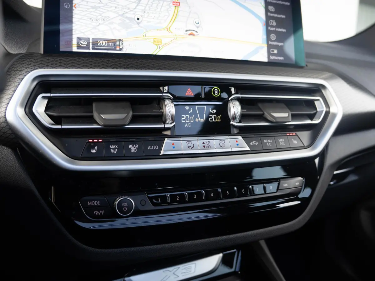 xDrive20i | M Sportpakket | Stuurwielrand verwarmd | Achteruitrijcamera | Panoramadak | Stoelverwarming | Head-Up Display | 19''