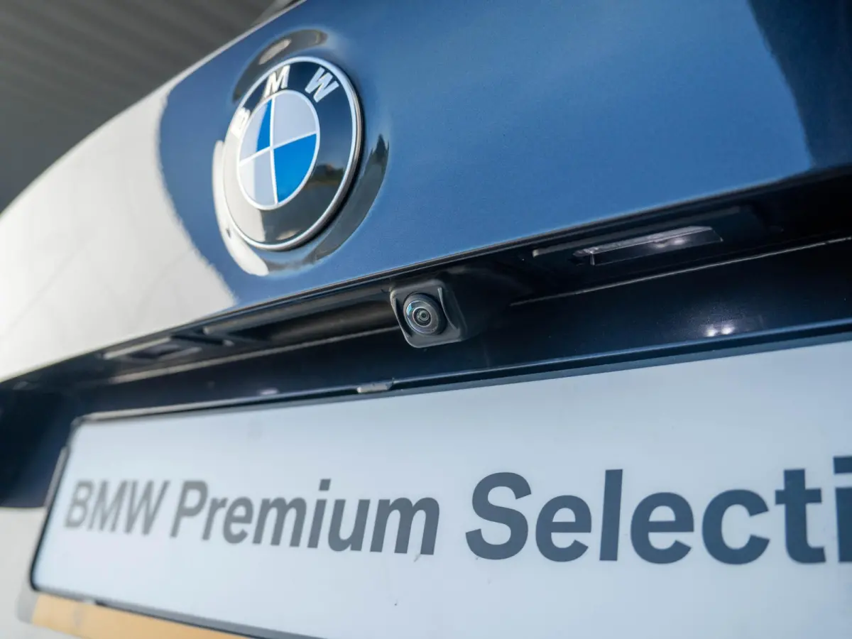 xDrive20i | M Sportpakket | Stuurwielrand verwarmd | Achteruitrijcamera | Panoramadak | Stoelverwarming | Head-Up Display | 19''