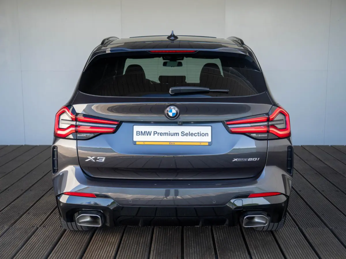 xDrive20i | M Sportpakket | Stuurwielrand verwarmd | Achteruitrijcamera | Panoramadak | Stoelverwarming | Head-Up Display | 19''
