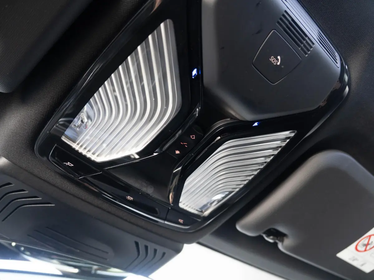 xDrive20i | M Sportpakket | Stuurwielrand verwarmd | Achteruitrijcamera | Panoramadak | Stoelverwarming | Head-Up Display | 19''