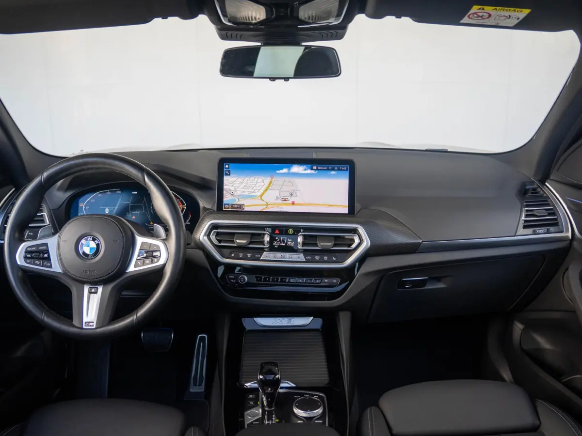 xDrive20i | M Sportpakket | Stuurwielrand verwarmd | Achteruitrijcamera | Panoramadak | Stoelverwarming | Head-Up Display | 19''