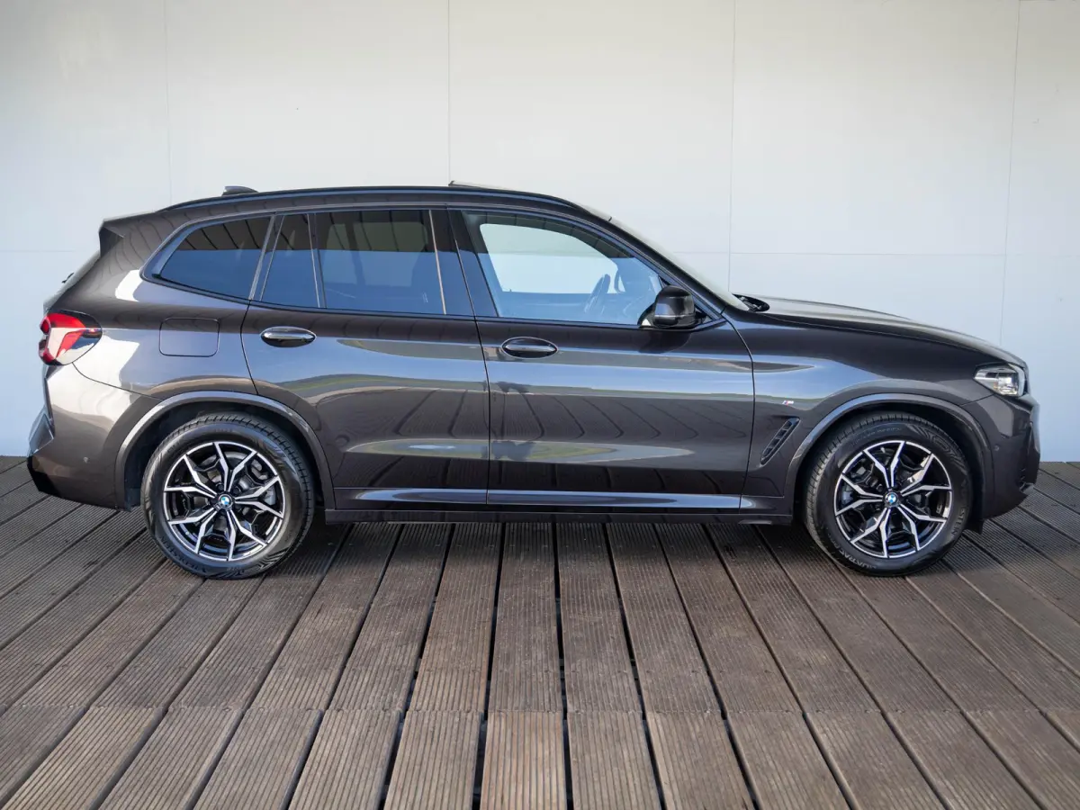 xDrive20i | M Sportpakket | Stuurwielrand verwarmd | Achteruitrijcamera | Panoramadak | Stoelverwarming | Head-Up Display | 19''
