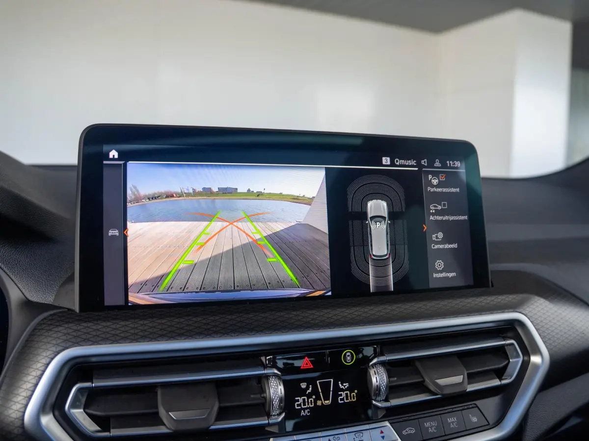 xDrive20i | M Sportpakket | Stuurwielrand verwarmd | Achteruitrijcamera | Panoramadak | Stoelverwarming | Head-Up Display | 19''