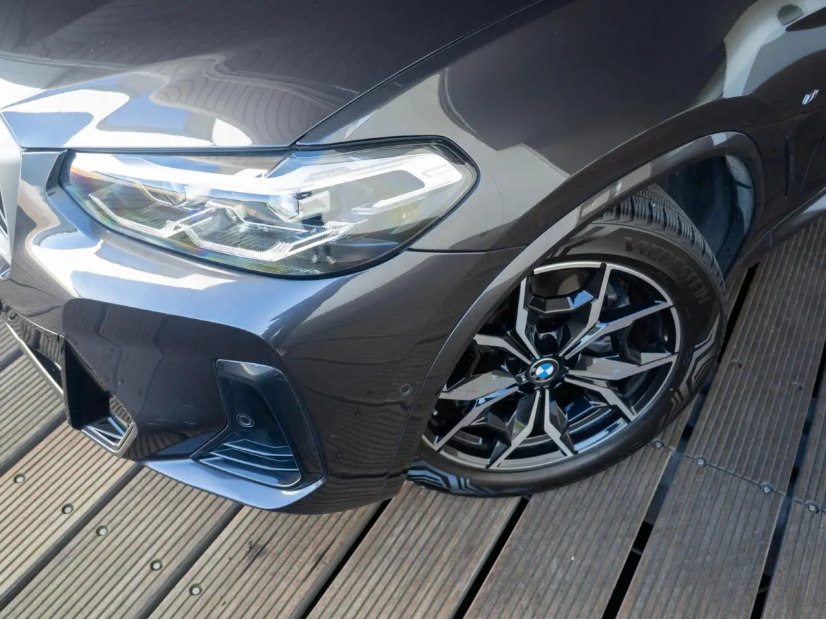 xDrive20i | M Sportpakket | Stuurwielrand verwarmd | Achteruitrijcamera | Panoramadak | Stoelverwarming | Head-Up Display | 19''