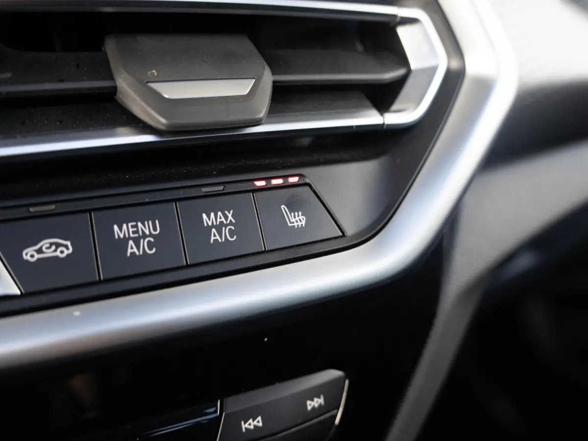 xDrive20i | M Sportpakket | Stuurwielrand verwarmd | Achteruitrijcamera | Panoramadak | Stoelverwarming | Head-Up Display | 19''